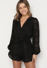 Born2be - Czarny Krótki Kombinezon z Siateczkowymi Rękawami i Wiązanym Paskiem Zenalea. Okazja: na randkę, na imprezę. Kolor: czarny. Długość: krótkie. Styl: elegancki #1