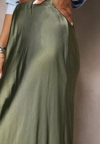 Renee - Zielona Rozkloszowana Spódnica Satynowa z Wiskozy Rihaniel. Okazja: na co dzień. Kolor: zielony. Materiał: satyna, wiskoza. Styl: klasyczny, casual, elegancki