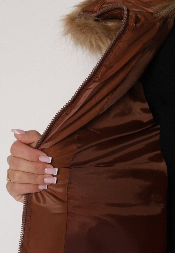 Born2be - Brązowa Pikowana Kurtka o Trapezowym Kroju z Kapturem i Odpinanym Futerkiem Deolaine. Okazja: na co dzień. Typ kołnierza: kaptur. Kolor: brązowy. Materiał: futro. Długość rękawa: długi rękaw. Długość: długie. Styl: casual, elegancki