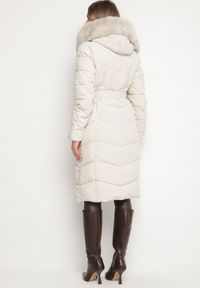 Born2be - Biała Pikowana Kurtka z Futerkowym Obszyciem i Paskiem Samiria. Okazja: do pracy, na co dzień, na spotkanie biznesowe. Kolor: biały. Materiał: dzianina, jeans, futro, poliester. Styl: casual, klasyczny, biznesowy #5