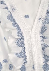 Renee - Biało-Niebieska Sukienka na Lato Boho z Bawełny w Haftowane Wzory z Falbanką Alemite. Typ kołnierza: kołnierz z falbankami. Kolor: niebieski. Materiał: bawełna. Wzór: haft. Sezon: lato. Typ sukienki: proste. Styl: boho. Długość: maxi #4