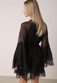 Born2be - Czarna Sukienka z Eterycznymi Falbanami i Wiązanym Paskiem Rivaniah. Okazja: na ślub cywilny, na wesele. Kolor: czarny. Styl: elegancki #4