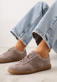 Renee - Ciemnobeżowe Zamszowe Sneakersy z Wkładką ze Skóry Naturalnej w Stylu Tenisówek Adredine. Okazja: na co dzień. Kolor: brązowy. Materiał: zamsz, skóra #2