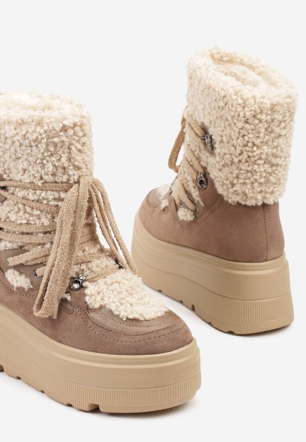 Born2be - Beżowe Sznurowane Śniegowce na Platformie Zdobione Futerkiem Zeriba. Okazja: na co dzień. Zapięcie: sznurówki. Kolor: beżowy. Materiał: futro. Wzór: aplikacja. Sezon: zima. Obcas: na platformie. Styl: klasyczny, casual, elegancki