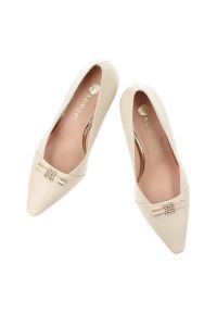 Czółenka damskie Armodo, cholewka ze skóry naturalnej licowej wsuwany fason zabudowany szpiczasty przód, beżowe, DS-976/2/A. Nosek buta: szpiczasty. Kolor: beżowy. Materiał: skóra. Szerokość cholewki: normalna #7