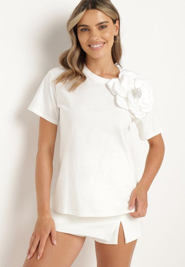 Born2be - Biały Bawełniany T-shirt z Krótkim Rękawem i Aplikacją w Kształcie Kwiatu z Cyrkoniami Dimantee. Okazja: na co dzień. Kolor: biały. Materiał: bawełna. Długość rękawa: krótki rękaw. Długość: krótkie. Wzór: kwiaty, aplikacja. Styl: klasyczny, casual