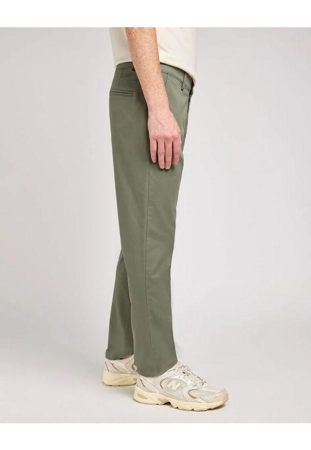 Lee - MESKIE SPODNIE LEE SLIM CHINO OLIVE GROVE 112349317