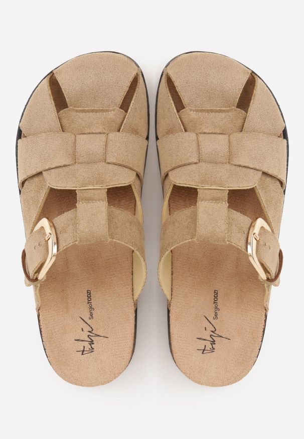Renee - Ciemnobeżowe Klapki Mule na Podeszwie z Imitacji Korka Zdobione Wycięciami i Klamrą Deolure. Okazja: na co dzień, na randkę. Kolor: beżowy. Materiał: jeans, zamsz. Wzór: aplikacja. Sezon: lato. Styl: boho, wakacyjny, casual