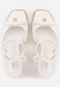 Born2be - Białe Eleganckie Sandały VICES na Szpilce z Kokardą i Aplikacją z Cyrkoniami Melirea. Okazja: do pracy, na spotkanie biznesowe. Zapięcie: pasek. Kolor: biały. Wzór: aplikacja. Obcas: na szpilce. Styl: elegancki #2