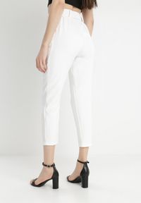 Born2be - Białe Spodnie z Paskiem Ioleina. Kolor: biały. Materiał: materiał, koronka. Wzór: jednolity. Styl: elegancki #6