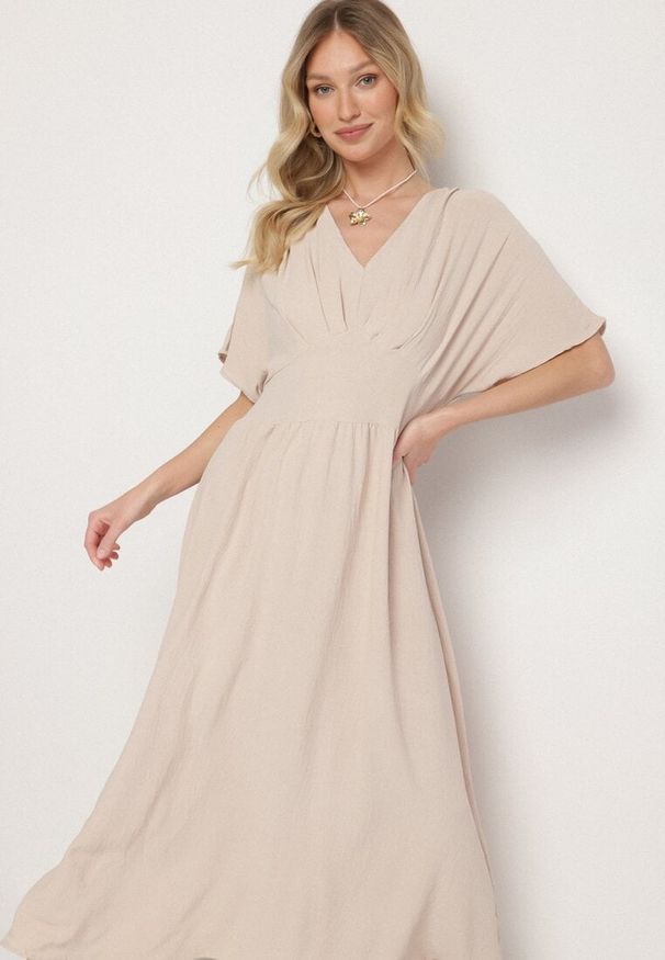 Born2be - Jasnobeżowa Rozkloszowana Sukienka z Gumką w Talii i Dekoltem w Serek Iffara. Okazja: na spotkanie biznesowe, do pracy, na co dzień. Typ kołnierza: dekolt w serek. Kolor: beżowy. Styl: casual, biznesowy
