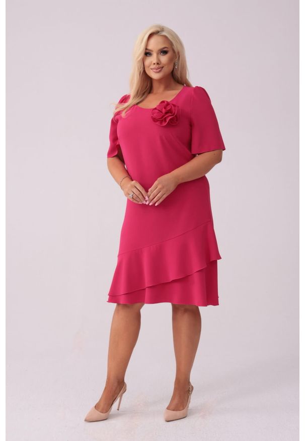 Moda Size Plus Iwanek - Elegancka amarantowa sukienka Evelyn na wesele PLUS SIZE XXL. Okazja: na wesele, na ślub cywilny. Typ kołnierza: kołnierz z falbankami. Kolekcja: plus size. Kolor: różowy. Wzór: gładki, aplikacja, kwiaty. Typ sukienki: dla puszystych. Materiał: tkanina, elastan, poliester. Sezon: wiosna. Styl: elegancki. Długość: midi