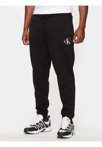 Calvin Klein Jeans Spodnie dresowe Monologo J30J325658 Czarny Regular Fit. Kolor: czarny. Materiał: syntetyk