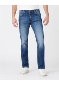 Wrangler - WRANGLER GREENSBORO MĘSKIE SPODNIE JEANSOWE BLUE SWEEP W15Q28294 112144757