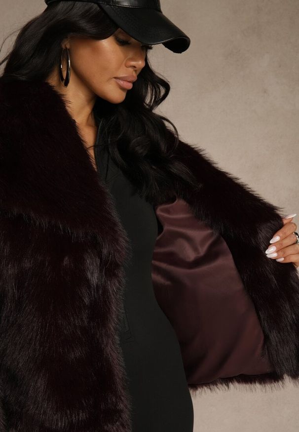 Renee - Bordowa Kurtka Futrzana Ozdobiona Kołnierzem Avelire. Okazja: na co dzień. Kolor: czerwony. Materiał: futro. Wzór: aplikacja. Sezon: zima. Styl: casual, elegancki