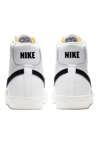 Buty Nike Blazer Mid '77 W CZ1055 100 białe. Okazja: na co dzień. Zapięcie: sznurówki. Kolor: biały. Materiał: materiał, skóra, guma. Szerokość cholewki: normalna #4