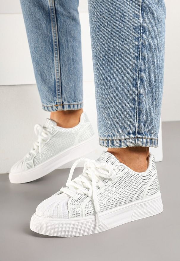 Born2be - Białe Sneakersy Ozdobione Cyrkoniami i Tłoczonym Noskiem Calreis. Okazja: na co dzień. Kolor: biały. Materiał: jeans. Wzór: aplikacja. Obcas: na płaskiej podeszwie