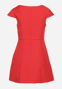 Born2be - Czerwona Elegancka Sukienka z Kwadratowym Dekoltem Melretia. Typ kołnierza: dekolt kwadratowy. Kolor: czerwony. Długość rękawa: krótki rękaw. Typ sukienki: dopasowane. Styl: elegancki #3