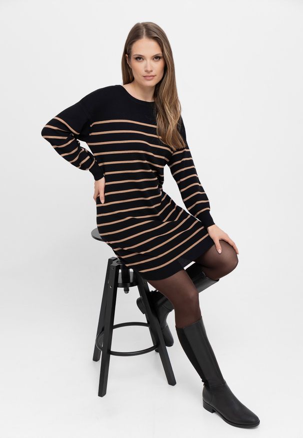 Volcano - Dzianinowa sukienka w paski G-SENTI. Okazja: na co dzień. Materiał: dzianina. Długość rękawa: długi rękaw. Wzór: paski. Typ sukienki: dopasowane. Styl: klasyczny, casual. Długość: mini