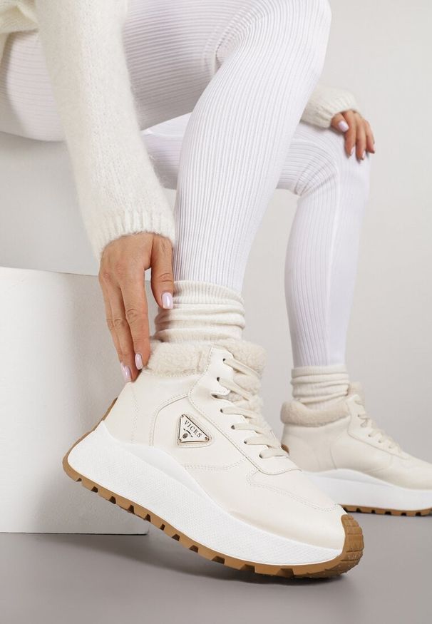 Renee - Beżowe Sneakersy Śniegowce Vices na Platformie Ozdobione Trójkątną Aplikacją Ficebia. Okazja: na co dzień. Kolor: beżowy. Materiał: jeans, skóra. Wzór: aplikacja. Obcas: na platformie