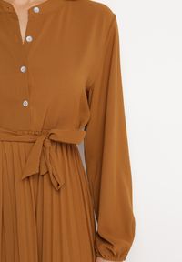 Born2be - Brązowa Rozkloszowana Sukienka Maxi z Plisowanym Dołem i Wiązanym Paskiem Nollira. Kolor: brązowy. Materiał: materiał. Długość rękawa: długi rękaw. Typ sukienki: plisowane. Styl: elegancki. Długość: maxi #7