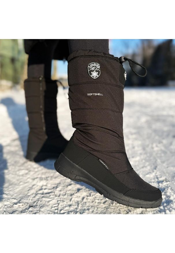 Czarne zimowe śniegowce damskie z membraną American Club Softshell Sn11/24. Okazja: na spacer. Kolor: czarny. Materiał: skóra, softshell, tkanina. Szerokość cholewki: normalna. Sezon: zima. Obcas: na obcasie. Styl: klasyczny, elegancki. Wysokość obcasa: średni