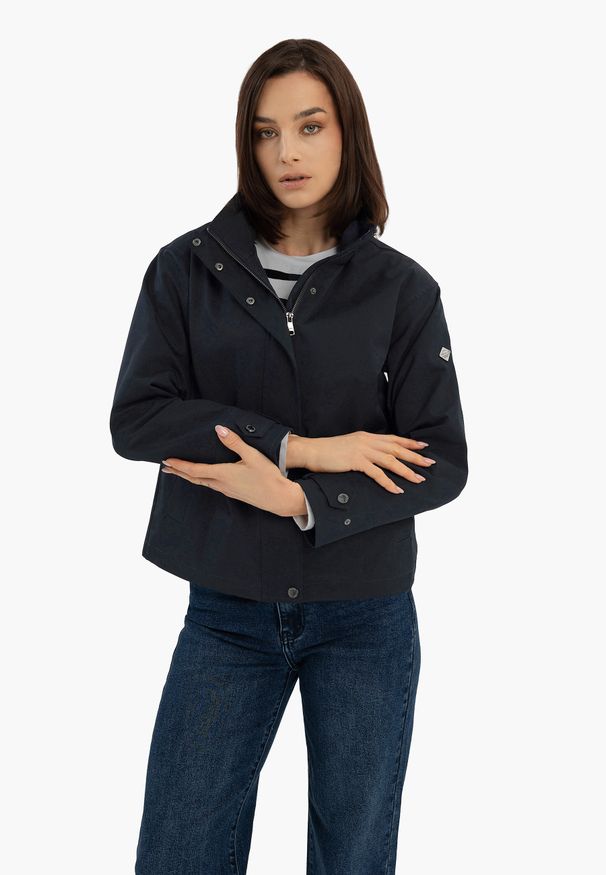 Volcano - Krótka kurtka przejściowa J-MELBA. Typ kołnierza: kołnierzyk stójkowy. Materiał: materiał. Długość: krótkie. Sezon: wiosna. Styl: elegancki, sportowy