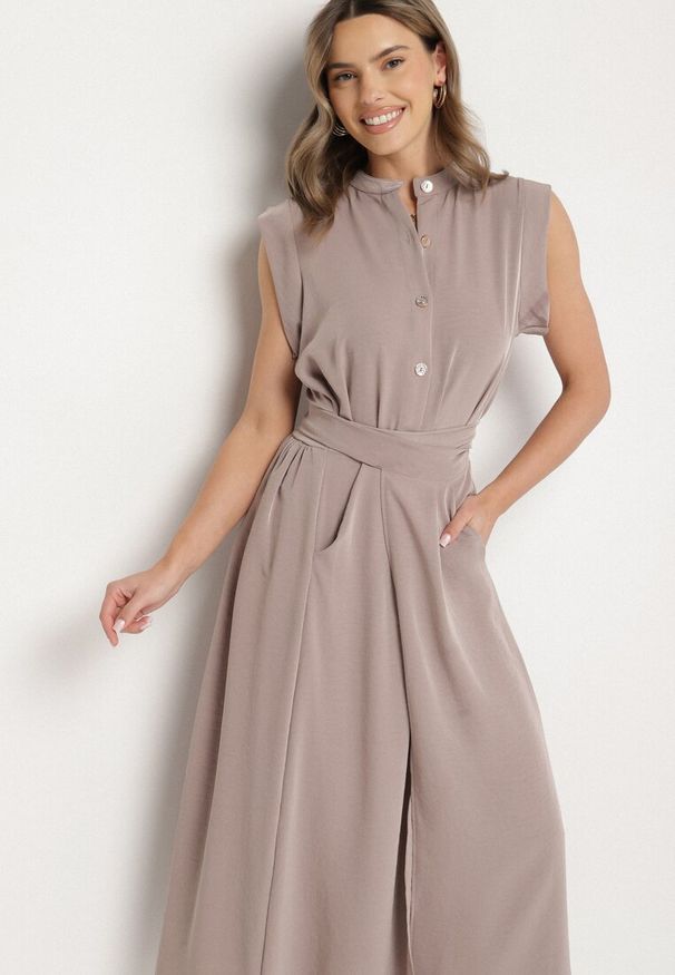 Born2be - Brązowa Sukienka Koszulowa o Rozkloszowanym Kroju z Wiązaniem w Pasie Mavirielle. Okazja: na co dzień. Typ kołnierza: dekolt w serek. Kolor: brązowy. Materiał: skóra. Długość rękawa: długi rękaw. Typ sukienki: koszulowe. Styl: casual, elegancki