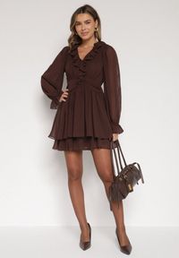 Born2be - Ciemnobrązowa Rozkloszowana Sukienka z Falbankami i Siateczkowymi Rękawami Zennisa. Okazja: do pracy, na imprezę, na spotkanie biznesowe. Typ kołnierza: kołnierz z falbankami. Kolor: brązowy. Materiał: poliester. Typ sukienki: rozkloszowane. Styl: klasyczny, biznesowy #4