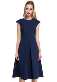 Sukienki.shop - Elegancka sukienka trapezowa z kontrafałdą wizytowa granatowa. Okazja: na wesele, na ślub cywilny, na imprezę, na komunię. Kolor: niebieski. Materiał: materiał, elastan, jeans. Długość rękawa: krótki rękaw. Wzór: gładki. Typ sukienki: trapezowe. Styl: wizytowy, elegancki