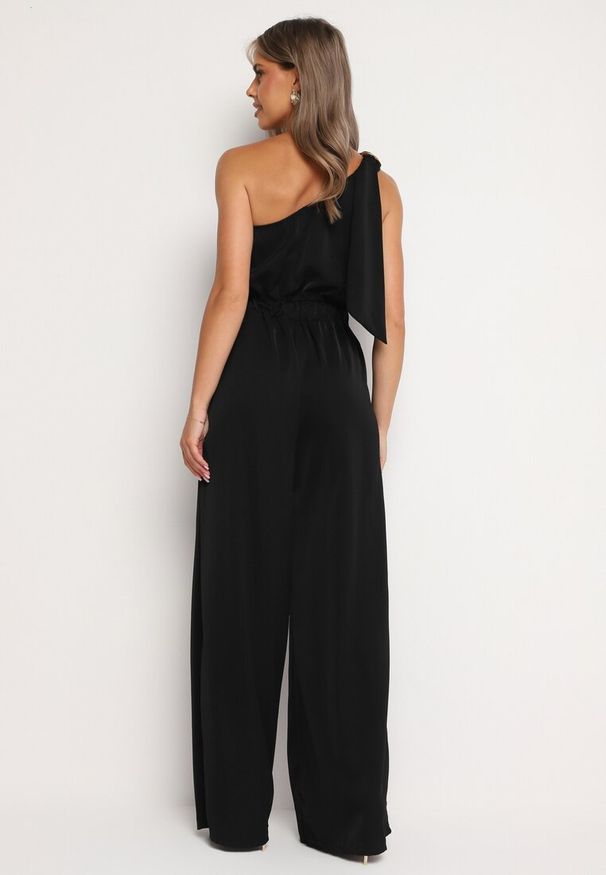 Born2be - Czarny Kombinezon Asymetryczny na Jedno Ramię z Dwoma Kieszeniami Benama. Okazja: na wesele, na imprezę, na randkę, na ślub cywilny. Kolor: czarny