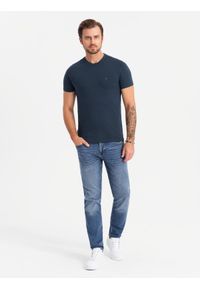 Ombre Clothing - Koszulka męska SLIM FIT z okrągłym dekoltem i logotypem – granatowa V2 OM-TSCT-0220 - XXL. Okazja: na co dzień. Kolor: niebieski. Materiał: bawełna, jersey, dzianina, elastan. Wzór: nadruk. Styl: casual #4