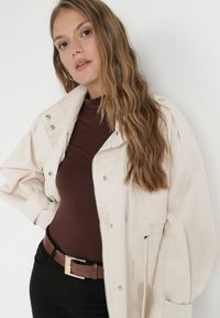Born2be - Jasnobeżowa Kurtka Parka z Dużymi Kieszeniami Talaha. Okazja: na co dzień. Kolor: beżowy. Materiał: jeans. Długość: krótkie. Wzór: aplikacja. Sezon: wiosna, jesień. Styl: casual #5