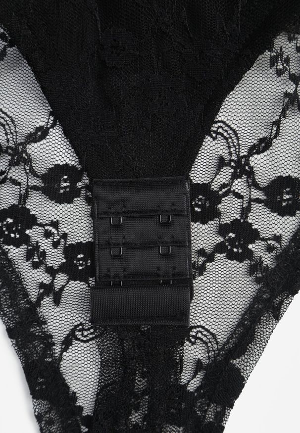 Born2be - Czarne Koronkowe Body z Długimi Rękawami i Ozdobnym Dekoltem Nefunia. Kolor: czarny. Materiał: koronka. Długość rękawa: długi rękaw. Długość: długie