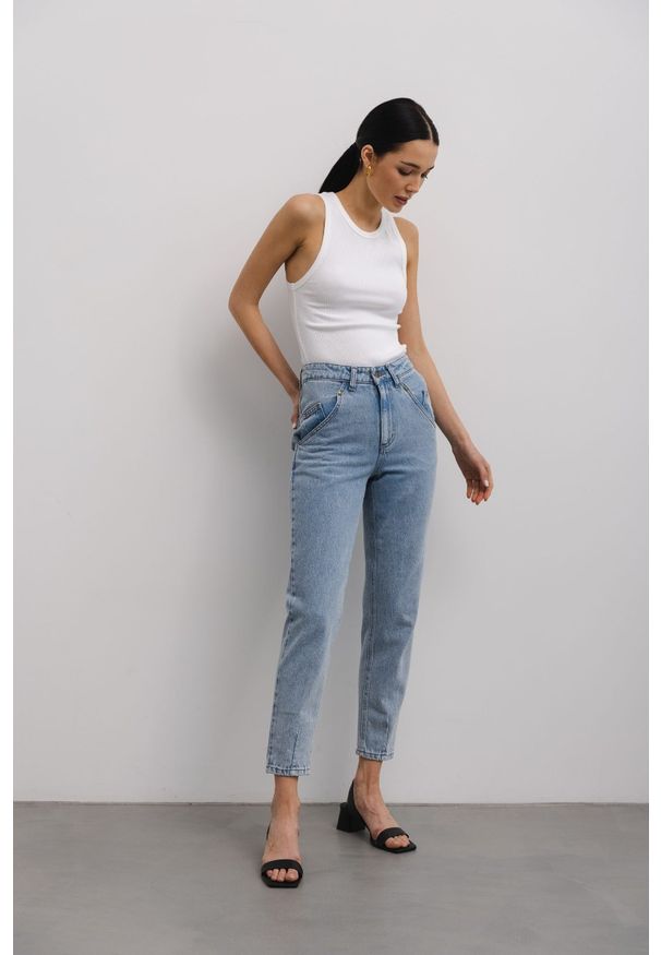 Marsala - Spodnie jeansowe typu mom fit w kolorze CLASSIC BLUE JEANS - JUST-XL. Stan: podwyższony. Materiał: jeans. Wzór: gładki