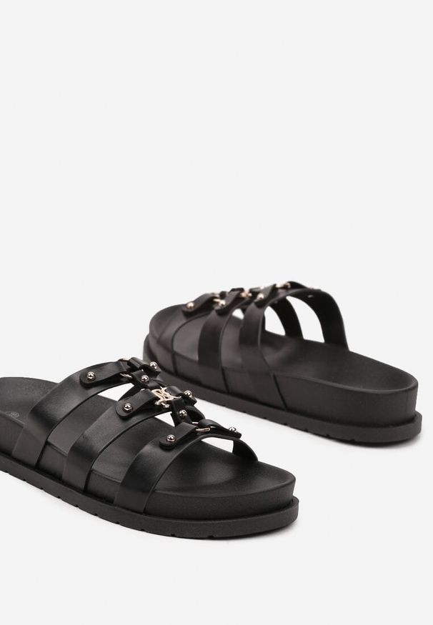 Renee - Czarne Klapki Ozdobione Nitami i Metalicznymi Aplikacjami Hinnalia. Okazja: na co dzień. Kolor: czarny. Materiał: jeans. Wzór: aplikacja. Sezon: lato. Obcas: na obcasie. Styl: rockowy, elegancki, casual. Wysokość obcasa: niski