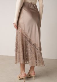 Born2be - Beżowa Spódnica z Satyny z Koronką i Rozcięciem na Nogę Doritana. Okazja: na co dzień, na spotkanie biznesowe. Kolor: beżowy. Materiał: satyna, koronka. Wzór: koronka. Styl: casual, biznesowy, elegancki #6
