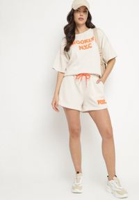 Born2be - Beżowy Komplet Oversize z Wiskozą T-shirt i Szorty z Nadrukiem Liravella. Kolor: beżowy. Materiał: wiskoza. Wzór: nadruk #3