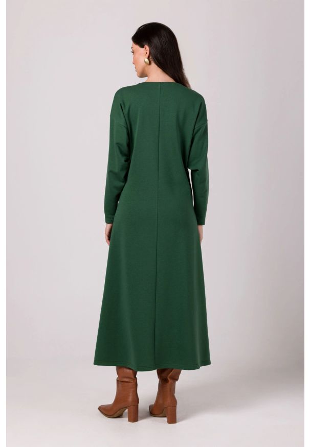 Sukienki.shop - Długa sukienka dzianinowa z dekoltem V kimonowa zielona. Kolor: zielony. Materiał: dzianina. Sezon: zima, jesień. Typ sukienki: proste, sportowe. Styl: sportowy. Długość: maxi