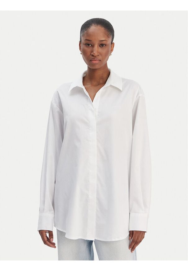 Guess Koszula W6RH57 WAF10 Biały Oversize. Kolor: biały. Materiał: bawełna