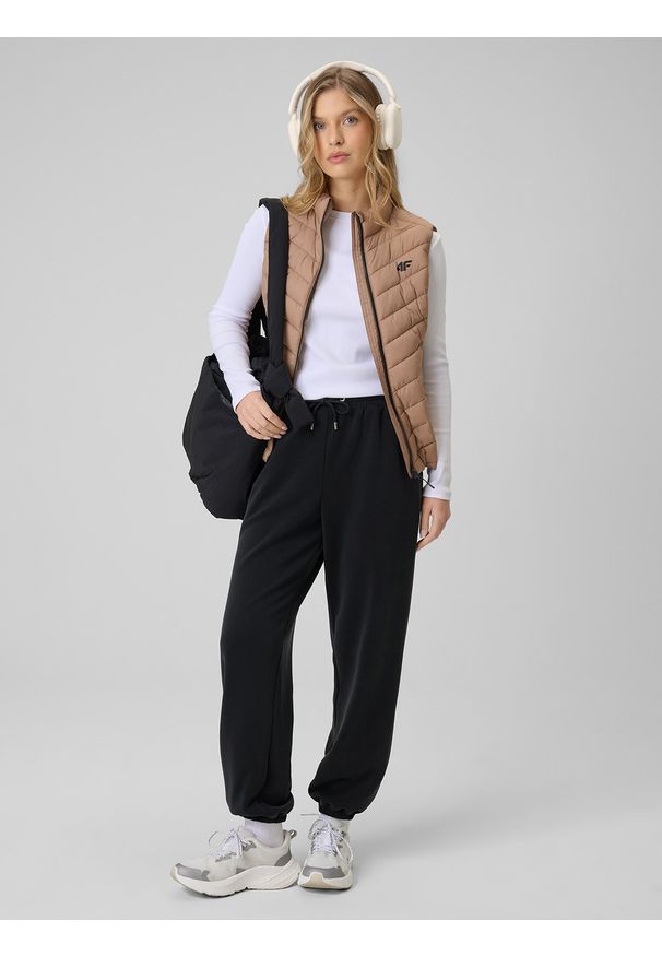 4f - 4F Bezrękawnik z wypełnieniem syntetycznym damski - beżowy M. Kolor: beżowy. Materiał: syntetyk. Długość rękawa: bez rękawów. Wzór: jodełka