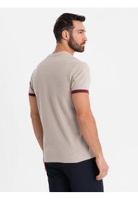 Ombre Clothing - T-shirt męski z kontrastowymi wstawkami i dekoltem w serek – beżowy V2 OM-TSCT-0198 - XXL. Okazja: na co dzień. Typ kołnierza: dekolt w serek. Kolor: beżowy. Materiał: dzianina, materiał, bawełna. Długość: krótkie. Styl: sportowy, casual #4