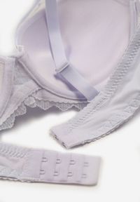 Renee - Biały Usztywniany Biustonosz Full Cup z Subtelną Koronką Serumka. Kolor: biały. Materiał: koronka. Wzór: koronka