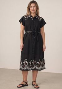 Born2be - Czarna Rozkloszowana Sukienka Koszulowa z Wiskozy z Haftem i Wiązanym Paskiem Adellis. Okazja: na co dzień. Kolekcja: plus size. Kolor: czarny. Materiał: wiskoza. Wzór: haft. Sezon: lato. Typ sukienki: koszulowe. Styl: boho, casual #7