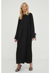 GESTUZ - Gestuz sukienka kolor czarny maxi oversize. Kolor: czarny. Materiał: tkanina, poliester, materiał. Długość rękawa: raglanowy rękaw. Typ sukienki: oversize. Styl: klasyczny. Długość: maxi #7