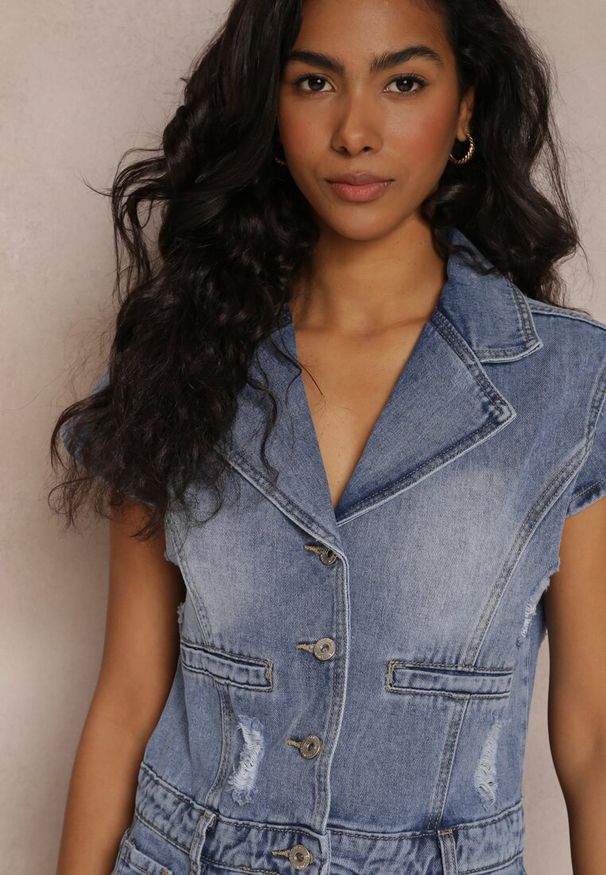 Renee - Niebieska Sukienka Mini z Jeansu z Dziurami i Dużym Kołnierzem Victori. Kolor: niebieski. Materiał: jeans. Długość rękawa: krótki rękaw. Sezon: lato, wiosna. Długość: mini
