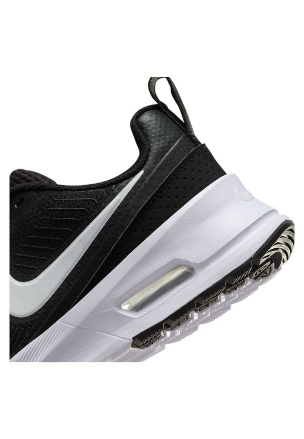 Nike - NIKE AIR MAX NUAXIS Sneakersy damskie. Okazja: na co dzień. Kolor: czarny. Materiał: materiał, guma. Szerokość cholewki: normalna. Model: Nike Air Max