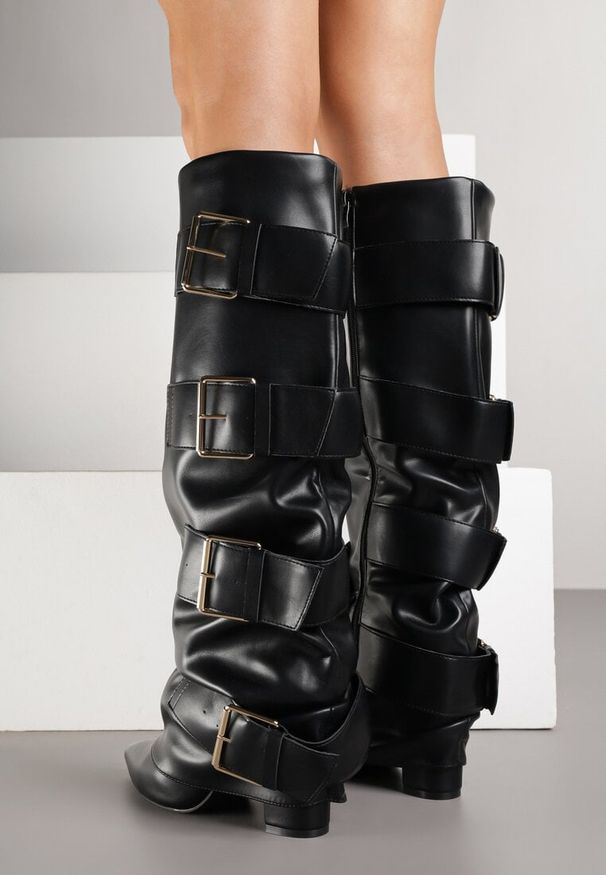 Born2be - Czarne Marszczone Kozaki na Słupkowym Obcasie Zdobione Sprzączkami Arqellia. Okazja: na co dzień. Zapięcie: sprzączka. Kolor: czarny. Wzór: aplikacja. Obcas: na obcasie. Styl: elegancki, casual. Wysokość obcasa: średni