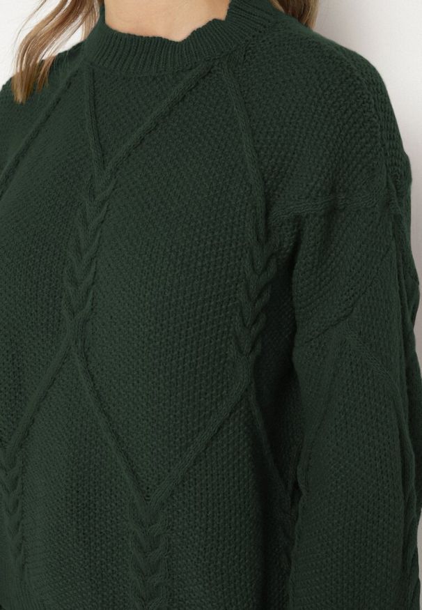 Born2be - Ciemnozielony Sweter Ozdobiony Ściągaczami i Splotem Temirene. Okazja: na co dzień. Kolor: zielony. Materiał: dzianina, jeans. Wzór: aplikacja, ze splotem. Styl: casual
