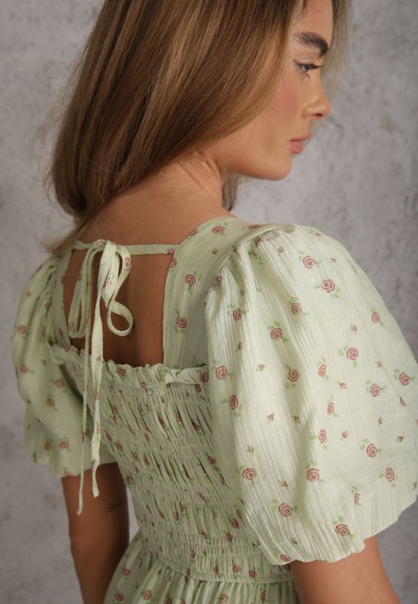 Renee - Zielona Rozkloszowana Sukienka z Tencelu w Stylu Baby Doll w Kwiatowy Print Harele. Okazja: na co dzień. Kolor: zielony. Wzór: nadruk, kwiaty. Typ sukienki: rozkloszowane. Materiał: poliester. Długość rękawa: krótki rękaw. Sezon: lato. Styl: casual. Długość: mini